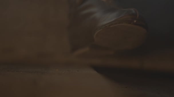 Bir Adamın Ayağında Ilginç Bir Ortaçağ Deri Ayakkabısı Medya Tarihi — Stok video