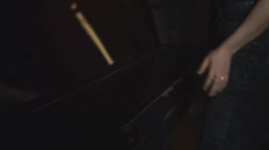 Kadının yakın çekimi piyano çalmaya başlar. Medya. Zarif bir kadın restoranda piyanoda caz çalmaya başlar. Şık elbiseli kadın piyano konseri çalmaya başladı.. 