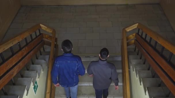 学生たちは建物の階段を歩いている メディア 学生は大学の階段を登っています 大学内の学生が階段を登る — ストック動画