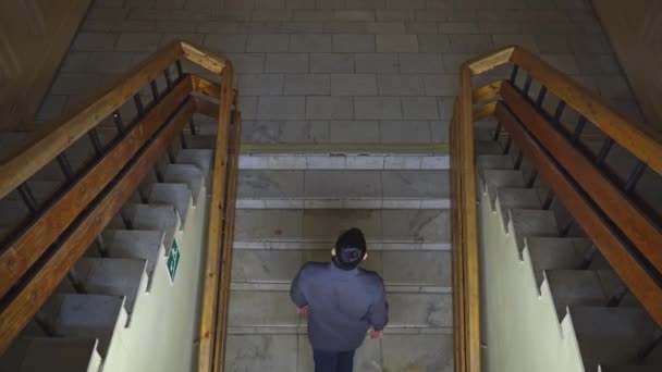 Вид Зверху Людину Йде Сходами Старої Будівлі Медіа Молодий Чоловік — стокове відео