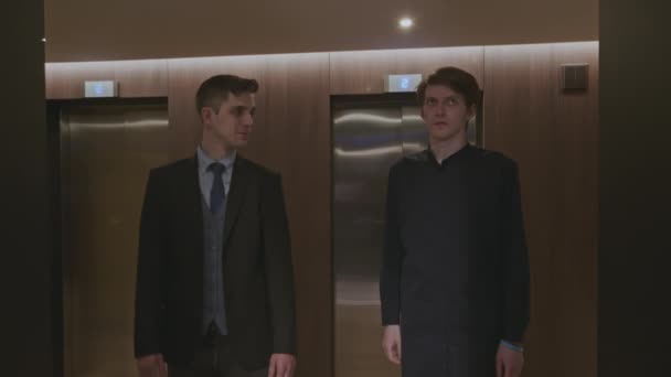 Výtahu Stáli Dva Muži Zásobník Podnikatelé Uvnitř Budovy — Stock video