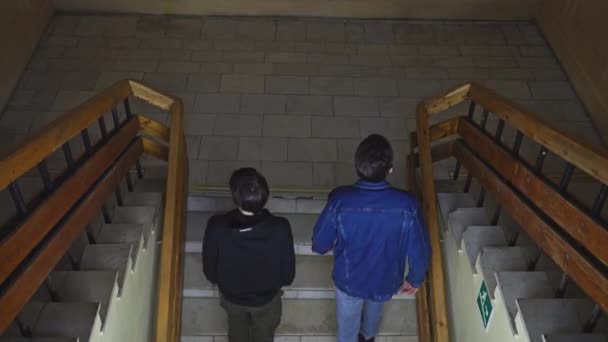 学生たちは建物の階段を歩いている メディア 学生は大学の階段を登っています 大学内の学生が階段を登る — ストック動画