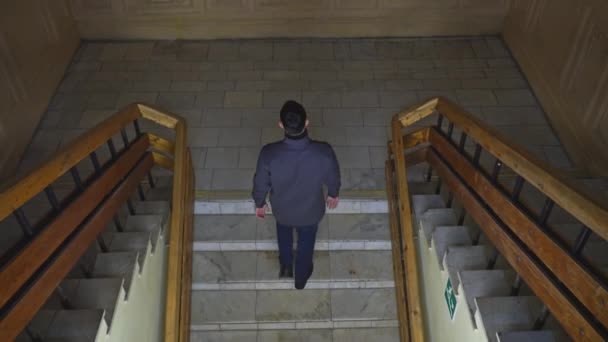 Vista Superior Homem Subir Escadas Edifício Antigo Mídia Jovem Sobe — Vídeo de Stock