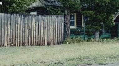 Bir yaz gününde kırsalda araba kullanmak gibi. Hisse. Kırsal köy manzarası 