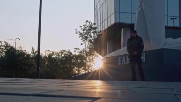 Чоловік Стоїть Порожній Площі Рано Вранці Сходженням Сонця Позаду Запас — стокове відео