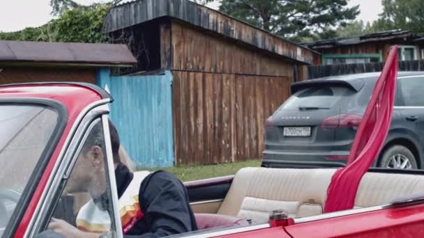 Νεαρό Ζευγάρι Στην Ύπαιθρο Κάθεται Μαζί Ένα Αυτοκίνητο Χρηματιστήριο Κόκκινη — Αρχείο Βίντεο