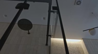 Modern lüks duş kabini. Yaratıcı. Modern duş odasının şık detaylarına yakın çekim. Döşemeleri ve modern musluğu olan cam duş odası.. 