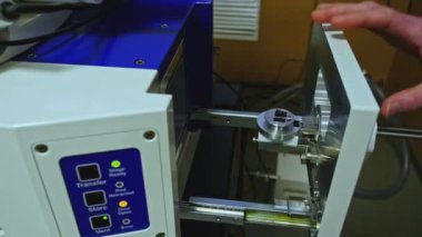 Atölyedeki 3D yazıcıyı ayarlayan işçiyi kapat. Stok görüntüleri. Atölyede endüstri geçmişi