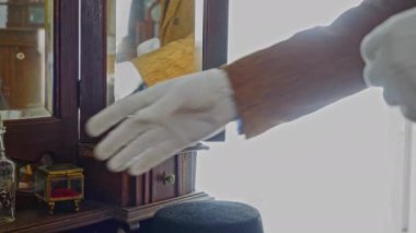 Klasik giysiler içinde saten eldiven giyen bir adama yaklaş. Stok görüntüleri. Antikalarla geçmişe dönüş