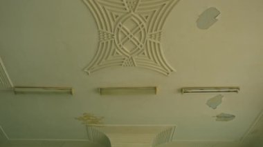 Tavanda oymalar olan eski güzel bir salon. Stok görüntüleri. Klasik geniş oda, mimari konsepti.