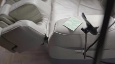 Kaçıranlardan bir not. Hisse. Fidye yeri yazan bir not bulur. Kaçırılan kurbanla ilgili notlar içeren bir suç. Suç Draması. 