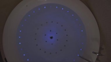Jakuzinin rengini değiştiriyorum. Hisse. Jakuzide suyun altında ışık değiştirmek. Jakuzi ile akşam rahatlaması için spa. 