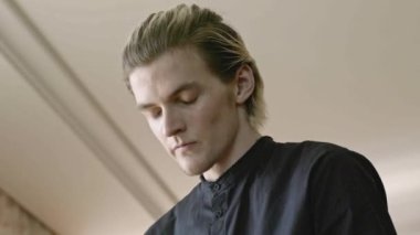 Endişeli ve endişeli bir adama yakın çekim. Hisse. Çekici genç adam duygusal olarak stresli ve endişeli. Farklı duygulara sahip bir adam, olan bitenden dolayı stres yaşıyor.. 