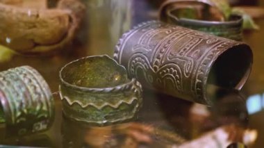Camların arkasındaki müzede antik bronz çağ bilezikleri. Stok görüntüleri. Antikaları kapatın.