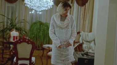 Adam cinayetten sonra kanla kaplanmış. Hisse. Genç adam dairesinde öldürüldükten sonra kanla kaplandı. Kanla lekelenmiş bir adam cinayetler üzerine şoktadır..