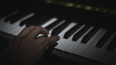 Piyano çalmaya yakın plan. Medya. Parmaklar piyano tuşlarında zarifçe çalar. Güzel piyano klavyesi çalıyor.