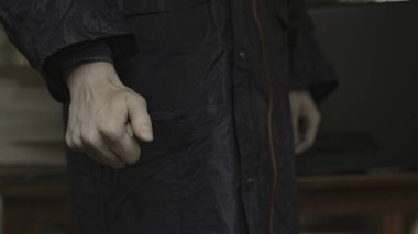 Kaçıranlardan bir not. Hisse. Fidye yeri yazan bir not bulur. Kaçırılan kurbanla ilgili notlar içeren bir suç. Suç Draması.