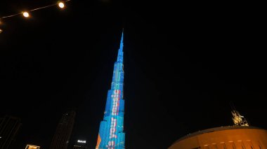 Dubai - Birleşik Arap Emirlikleri: 5 Haziran 2023: Burj Halife 'de ışık gösterisi, en yüksek kule, sanatsal animasyon aydınlatmasıyla kaplı. Başla. Modern şehir merkezi