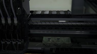 Elektronik fabrikasındaki bilgisayar işlemcileriyle üretim hattı. Yaratıcı. Mikroçip üretim süreci
