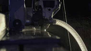 Uçan su damlalarıyla çalışan dairesel testereyi kapatın. Yaratıcı. Endüstriyel kesim makinesi