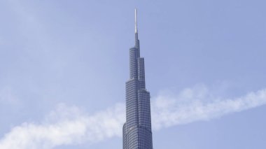Arkadaki mavi gökyüzü ile Burj Halife 'nin alçak açılı görüntüsü. Başla. Şehir merkezinde modern cam cephe gökdeleni