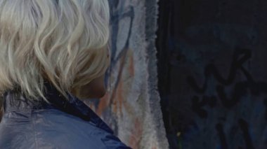 Adam ormanda bina buluyor. Hisse. Genç adam ormanda beton bina buldu. İnsan ormanda eski beton yapı bulur..