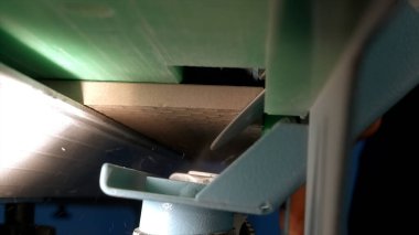 İnşaat alanında odun kesen testereyi kapat. Yaratıcı. Marangozluk kavramı