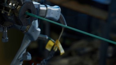 Modern yalıtım makinesi bir fabrikanın içinde bulunuyor. Yaratıcı. Buharla yalıtım malzemesi uzatılıyor.