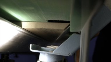 Tehlikeli dairesel elektrikli testereyle tahta kesme işlemi. Yaratıcı. Atölye ile endüstri geçmişi