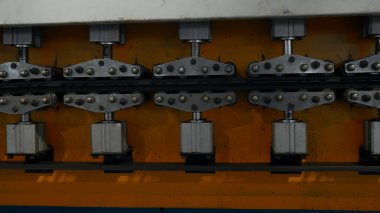 Elektrik kablosu üretim tesisi detayları. Yaratıcı. yalıtım makinesi çalışıyor