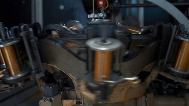 Kabloyla dönen bobinler. Yaratıcı. Metalurji girişiminde bakır telle hızlı dönen bobinler. Otomatik Bakır Kablo Kurma Makinesi.