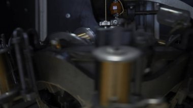 Kabloyla dönen bobinler. Yaratıcı. Metalurji girişiminde bakır telle hızlı dönen bobinler. Otomatik Bakır Kablo Kurma Makinesi.