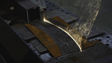 Metaldeki pası yok eden lazer ışını. Medya. Lazer ışınları metaldeki paslı izleri temizler. Paslı metalin endüstriyel lazer tedavisi.