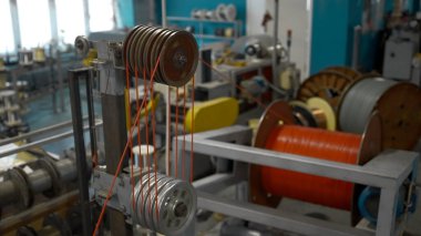Lastik fabrikasında çelik tel bobinler. Yaratıcı. Modern lastik üretim tesisinde dönen ve dönen metal iplikler.