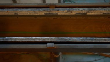 Akan solüsyonun içinde gerilmiş bir kabloyla uzun açılan borunun üst görüntüsünü kapat. Yaratıcı. Endüstriyel arka plan, bir bitkinin iç detayları