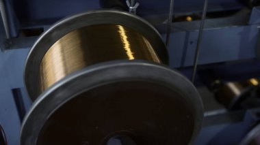 Bakır kabloların büyük bobinlerdeki yaralarını kapatın. Yaratıcı. Enerji, ulaşım, inşaat, mühendislik, nükleer endüstri kavramı