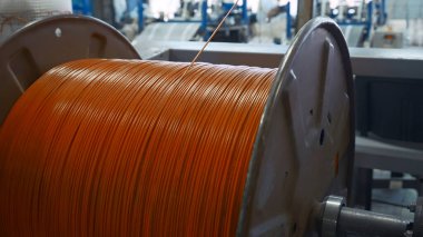 Lastik kabloyla dönen makara. Yaratıcı. Yalıtım için lastik telle bobini açıyorum. Plastik kablolarla endüstriyel üretim.