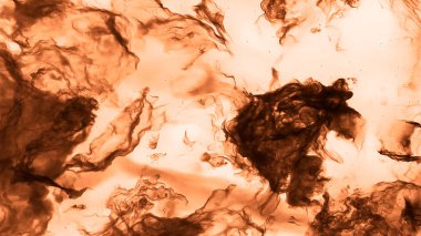 Bulutlar arasında renkli bir yolculuk. Hareket. Sonsuz galaksinin içinde uçuyor