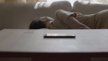 Kadın uyurken telefonu alan adam. Hisse. Adam öldürülen kadının telefonunu alıyor. Kadın öldürülmüş gibi kanepede yatıyor ve biri telefonunu alıyor. Cinayet, dedektif, suç, drama.. 