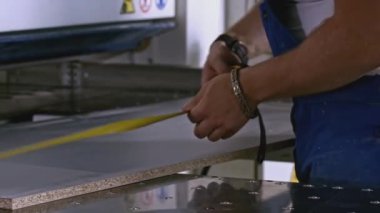 Marangoz ölçümler yapar. - İş yerinde. Yaratıcı. Marangozluk, zanaat, el işi kavramı