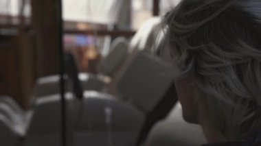 Serumlu boş sandalye. Hisse. Genç adam serumla boş sandalyeye bakıyor. Genç adam ne yazık ki ölmüş bir hastanın boş sandalyesine bakıyor.. 