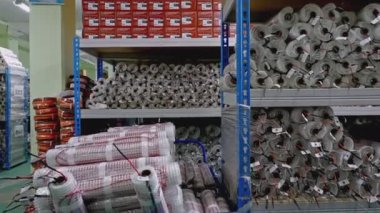 Depo raflarında rulo rulo var. Yaratıcı. Depoda izolasyon malzemesi var.