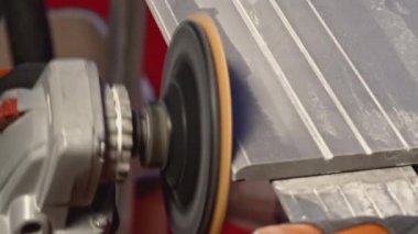 El sanatları ustası ellerini makineyle cilalıyor. Yaratıcı. Marangoz, öğütücü ekipman kullanıyor. 