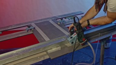 Yuvarlak testere ve suyla seramik panelin dar fayanslarını kes. Yaratıcı. Profesyonel ekipman kullanımına sahip sanayi geçmişi