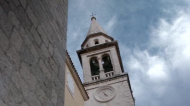 Bulutlu mavi bir arka planda çanı olan bir kule manzarası. Yaratıcı. Mimarlık kavramı, eski tarihi yapı.