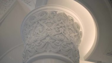 Sarayın içinde, sarayın beyaz zemininde bulunan parlak beyaz bir taş sütun ve yüksek bir tavan da beyaz taştan görülebilir. Yüksek kaliteli FullHD görüntüler