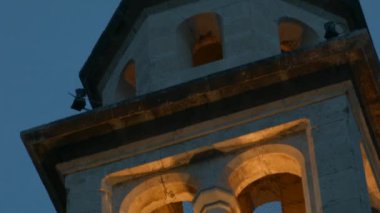 Büyük kule. Yaratıcı. İçinde parlak fenerler olan dev bir taş kule. Yüksek kaliteli FullHD görüntüler