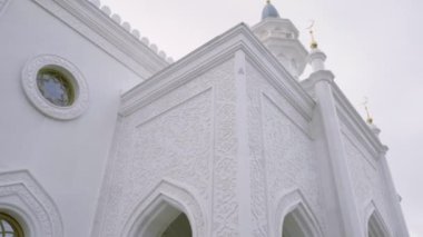 Rusya, Kazan - 2 Mayıs 2022: güzel beyaz cami cephesi. Sahne. Beyaz mermer cami cephesinde desenler. Kazan 'daki Irek Camii' nde mermer desenler..