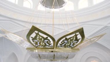 Rusya, Kazan - 2 Mayıs 2022 Kubbe 'de güzel bir avize. Sahne. Beyaz tapınakta kubbeli çiçek avizesi. Doğu mimarisi ve beyaz camideki dekorasyonlar. Kazan 'daki Beyaz İrek Camii..