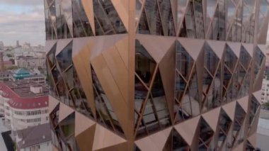 Mimarlık kavramı. Stok görüntüleri. Rusya, Ekaterinburg, camdan elementlerle kahverengi renkli alışılmadık bir gökdelenin havadan görünüşü